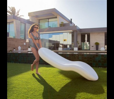 Tumbona Rasa para piscinas, hoteles y beach club, de New Garden